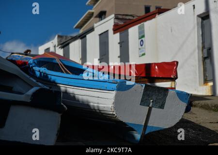 Blick auf Fischerboote im malerischen Coliemore Harbour in Dalkey, einem Vorort von Dublin, während der Covid-19-Sperre auf Level 5. Am Montag, den 22. Februar 2021, Irland. (Foto von Artur Widak/NurPhoto) Stockfoto