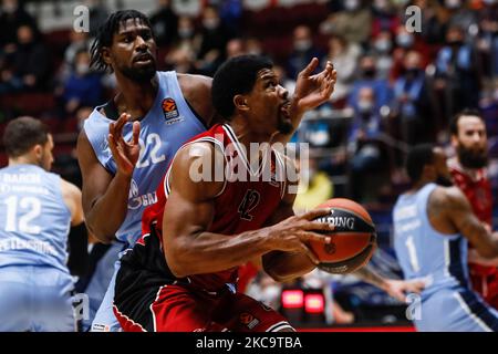 Kyle Hines (C) aus Mailand im Kampf gegen Alex Poythress (L) aus Zenit St. Petersburg während des EuroLeague-Basketballspiels zwischen Zenit St. Petersburg und AX Armani Exchange Milan am 22. Februar 2020 in der Sibur Arena in Sankt Petersburg, Russland. (Foto von Mike Kireev/NurPhoto) Stockfoto