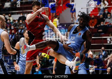 Alex Poythress (R) von Zenit St. Petersburg und Kaleb Tarczewski von Mailand im Einsatz während des EuroLeague-Basketballspiels zwischen Zenit St. Petersburg und AX Armani Exchange Mailand am 22. Februar 2020 in der Sibur Arena in Sankt Petersburg, Russland. (Foto von Mike Kireev/NurPhoto) Stockfoto