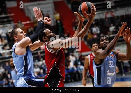 Kevin Punter (C) aus Mailand im Kampf gegen Mateusz Ponitka (L) und Alex Poythress (R) aus Zenit St. Petersburg während des EuroLeague-Basketballspiels zwischen Zenit St. Petersburg und AX Armani Exchange Milan am 22. Februar 2020 in der Sibur Arena in St. Petersburg, Russland. (Foto von Mike Kireev/NurPhoto) Stockfoto