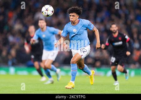 Manchester, Großbritannien. 2.. November 2022. Rico Lewis von Manchester City in Aktion während des UEFA Champions League Fußballspiels (Gruppe G - Matchday 6 of 6) zwischen Manchester City und dem FC Sevilla im Etihad Stadium in Manchester, England. (Will Palmer/SPP) Quelle: SPP Sport Press Foto. /Alamy Live News Stockfoto