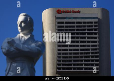 Eine allgemeine Ansicht des OCBC Center, das als Hauptsitz der OCBC Bank der Oversea-Chinese Banking Corporation (OCBC) dient, ist mit der Statue von Sir Stamford Rafles am 23. Februar 2021 in Singapur abgebildet. OCBC soll die Ergebnisergebnisse für das Gesamtjahr am 24. Februar veröffentlichen. (Foto von Suhaimi Abdullah/NurPhoto) Stockfoto