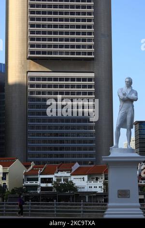 Eine allgemeine Ansicht des OCBC Center, das als Hauptsitz der OCBC Bank der Oversea-Chinese Banking Corporation (OCBC) dient, ist mit der Statue von Sir Stamford Rafles am 23. Februar 2021 in Singapur abgebildet. OCBC soll die Ergebnisergebnisse für das Gesamtjahr am 24. Februar veröffentlichen. (Foto von Suhaimi Abdullah/NurPhoto) Stockfoto