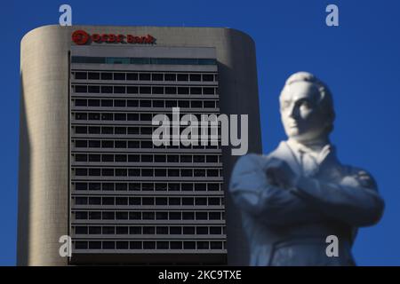 Eine allgemeine Ansicht des OCBC Center, das als Hauptsitz der OCBC Bank der Oversea-Chinese Banking Corporation (OCBC) dient, ist mit der Statue von Sir Stamford Rafles am 23. Februar 2021 in Singapur abgebildet. OCBC soll die Ergebnisergebnisse für das Gesamtjahr am 24. Februar veröffentlichen. (Foto von Suhaimi Abdullah/NurPhoto) Stockfoto