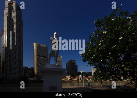 Eine allgemeine Ansicht des OCBC Center, das als Hauptsitz der OCBC Bank der Oversea-Chinese Banking Corporation (OCBC) dient, ist mit der Statue von Sir Stamford Rafles am 23. Februar 2021 in Singapur abgebildet. OCBC soll die Ergebnisergebnisse für das Gesamtjahr am 24. Februar veröffentlichen. (Foto von Suhaimi Abdullah/NurPhoto) Stockfoto