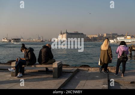 Das tägliche Leben in Istanbul, Türkei, gesehen am 23. Februar 2021. Die Türkei werde ab März 1 allmählich mit der Normalisierung von Einschränkungen durch das Coronavirus beginnen, sagte Gesundheitsminister Fahrettin Koca. (Foto von Erhan Demirtas/NurPhoto) Stockfoto