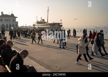 Das tägliche Leben in Istanbul, Türkei, gesehen am 23. Februar 2021. Die Türkei werde ab März 1 allmählich mit der Normalisierung von Einschränkungen durch das Coronavirus beginnen, sagte Gesundheitsminister Fahrettin Koca. (Foto von Erhan Demirtas/NurPhoto) Stockfoto