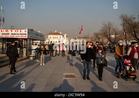 Das tägliche Leben in Istanbul, Türkei, gesehen am 23. Februar 2021. Die Türkei werde ab März 1 allmählich mit der Normalisierung von Einschränkungen durch das Coronavirus beginnen, sagte Gesundheitsminister Fahrettin Koca. (Foto von Erhan Demirtas/NurPhoto) Stockfoto