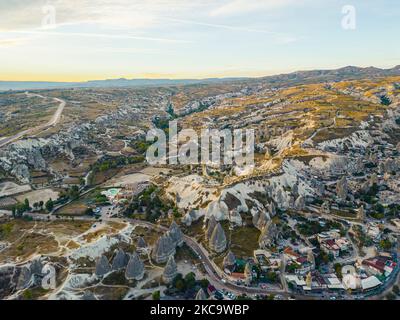 Panorama-Drohnenansicht von Feenkaminen Bergtal, einzigartige geologische Formationen, und die Stadt in Kappadokien, der Zentralanatolien Region der Türkei. Hochwertige Fotos Stockfoto