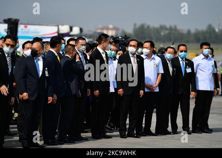 Premierminister Prayut Chan-O-Cha, Gesundheitsminister Anutin Charnvirakul, Yang Xin, ChargÃ© d'Affaires der chinesischen Botschaft und andere während der Ankunft der ersten Lieferung des Sinovac-Impfstoffs am Flughafen Suvarnabhumi am 24. Februar 2021 in Bangkok, Thailand. Die erste Charge von 200.000 Dosen Sinovac-Impfstoff aus Peking, China, kam am 24. Februar 2021 in Thailand an. (Foto von Vachira Vachira/NurPhoto) Stockfoto