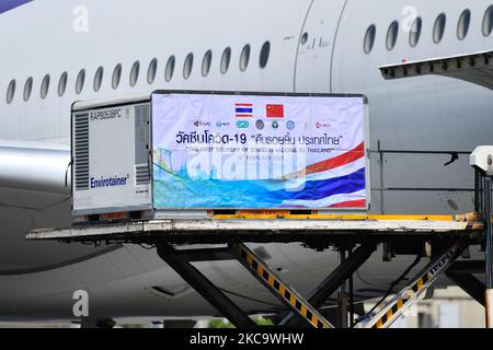 Während der ersten Lieferung des Sinovac-Impfstoffes am Flughafen Suvarnabhumi am 24. Februar 2021 in Bangkok, Thailand, wird ein Behälter mit Impfstoffdosen aus dem Flugzeug entladen. Die erste Charge von 200.000 Dosen Sinovac-Impfstoff aus Peking, China, kam am 24. Februar 2021 in Thailand an. (Foto von Vachira Vachira/NurPhoto) Stockfoto