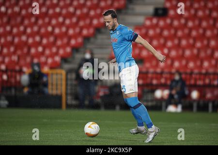 Amir Rrahmani aus Neapel kontrolliert den Ball während der UEFA Europa League Runde 32 zwischen Granada CF und SSC Napoli am 18. Februar 2021 im Estadio Nuevo los Carmenes in Granada, Spanien. (Foto von Jose Breton/Pics Action/NurPhoto) Stockfoto