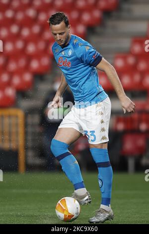 Amir Rrahmani aus Neapel kontrolliert den Ball während der UEFA Europa League Runde 32 zwischen Granada CF und SSC Napoli am 18. Februar 2021 im Estadio Nuevo los Carmenes in Granada, Spanien. (Foto von Jose Breton/Pics Action/NurPhoto) Stockfoto