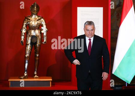 Der ungarische Premierminister Viktor Orban nimmt am 17. Februar 2021 an der Zeremonie zur Rückgabe der Kinderrüstung des polnischen Königs Sigismund II. Augustus an Polen im Wawel-Schloss in Krakau, Polen, Teil. Die Rüstung aus dem 16.. Jahrhundert wurde nach der vor 100 Jahren fälschlicherweise nach Ungarn übersandt. (Foto von Beata Zawrzel/NurPhoto) Stockfoto