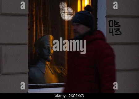 Büste des Revolutionärs und des ersten Chefs des WChK (später KGB und FSB) Felix Dserschinsky in einem Café im Zentrum von St. Petersburg, Russland, am 23. Februar 2021. Vor dem FSB-Gebäude auf dem Lubyanka-Platz in Moskau soll ein Denkmal für Felix Dzerzhinsky errichtet werden. Das Denkmal wurde nach dem Zusammenbruch der Sowjetunion abgebaut. (Foto von Valya Egorshin/NurPhoto) Stockfoto