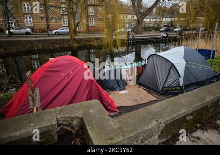 Ein Blick auf die Zelte des rauen Schlafenden neben dem Grand Canal in Dublin während der Covid-19-Sperre auf Level 5. Am Mittwoch, den 24. Februar 2021, in Dublin, Irland. (Foto von Artur Widak/NurPhoto) Stockfoto