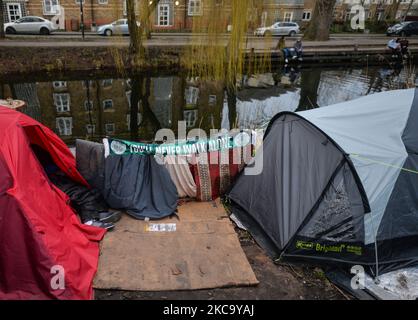 Ein Blick auf die Zelte des rauen Schlafenden neben dem Grand Canal in Dublin während der Covid-19-Sperre auf Level 5. Am Mittwoch, den 24. Februar 2021, in Dublin, Irland. (Foto von Artur Widak/NurPhoto) Stockfoto