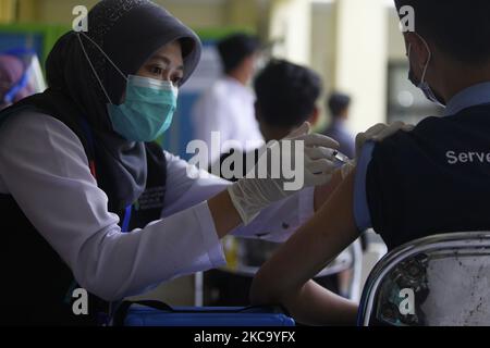 Am 25. Februar 2021 wird ein Arzt in Bogor gegen das Coronavirus Covid-19 geimpft. Indonesien hat die zweite Phase einer nationalen COVID-19-Impfkampagne gestartet, 1.363.138 Menschen in Indonesien wurden mit einem Impfstoff geimpft. (Foto von Adriana Adie/NurPhoto) Stockfoto