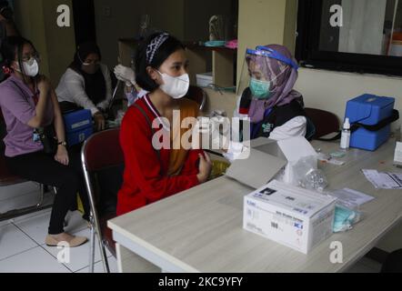 Am 25. Februar 2021 wird ein Arzt in Bogor gegen das Coronavirus Covid-19 geimpft. Indonesien hat die zweite Phase einer nationalen COVID-19-Impfkampagne gestartet, 1.363.138 Menschen in Indonesien wurden mit einem Impfstoff geimpft. (Foto von Adriana Adie/NurPhoto) Stockfoto