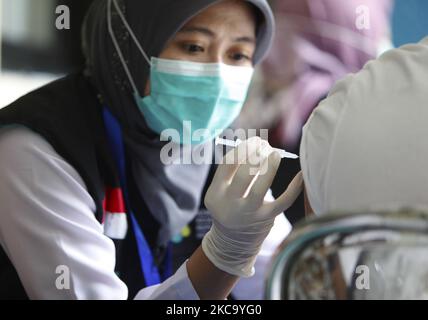 Am 25. Februar 2021 wird ein Arzt in Bogor gegen das Coronavirus Covid-19 geimpft. Indonesien hat die zweite Phase einer nationalen COVID-19-Impfkampagne gestartet, 1.363.138 Menschen in Indonesien wurden mit einem Impfstoff geimpft. (Foto von Adriana Adie/NurPhoto) Stockfoto