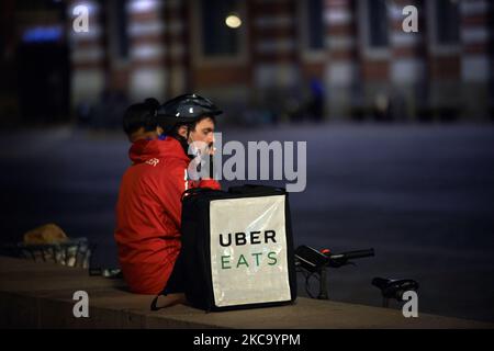 Ein Mitarbeiter von Uber macht seine Pause. Die Nahrungsmittelindustrie hat im vergangenen Jahr einen Aufschwung hinnehmen müssen, da die Pandemie die Menschen gezwungen hat, zu Hause zu bleiben und online einzukaufen, wie in Frankreich, wo diese Branche als „unverzichtbare Dienstleistungen“ gilt. Doch gestern befaßten die Staatsanwälte in Mailand die Lebensmittellieferungsgruppen, Fahrer einzustellen und Geldstrafen in Höhe von 733 Millionen Euro zu zahlen, nachdem eine Untersuchung gezeigt hatte, dass ihre Arbeitsbedingungen unzureichend waren. Die Europäische Kommission hat mit der Einleitung einer öffentlichen Konsultation einen Schritt zur Verbesserung der Rechte der Arbeitnehmer in der Gig-Economy-Wirtschaft unternommen, um ihren legalen Beschäftigungsstatus zu bestimmen und zu ermitteln, wie ihr Arbeitsauftrag verbessert werden kann Stockfoto