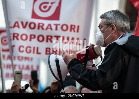 Der Nationale Sekretär Cgil Maurizio Landini, während der Proteste der Gewerkschaften Filt Cgil, Uiltrasporti und Ugl Air Transport and Airport Workers auf dem Montecitorio-Platz, um Maßnahmen zur Förderung des Luftverkehrs durch die Regierung zu fordern, gefährdet die Wirtschaftskrise des Sektors 40000 Arbeitsplätze. In Rom, 25. Februar 2021 (Foto von Andrea Ronchini/NurPhoto) Stockfoto