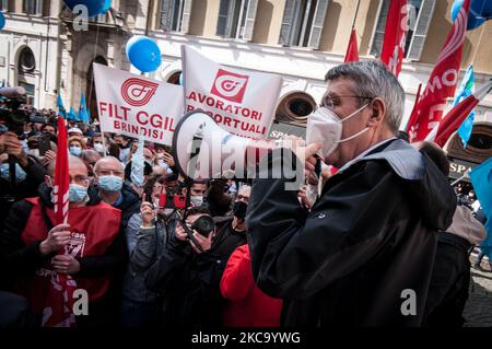 Der Nationale Sekretär Cgil Maurizio Landini, während der Proteste der Gewerkschaften Filt Cgil, Uiltrasporti und Ugl Air Transport and Airport Workers auf dem Montecitorio-Platz, um Maßnahmen zur Förderung des Luftverkehrs durch die Regierung zu fordern, gefährdet die Wirtschaftskrise des Sektors 40000 Arbeitsplätze. In Rom, 25. Februar 2021 (Foto von Andrea Ronchini/NurPhoto) Stockfoto