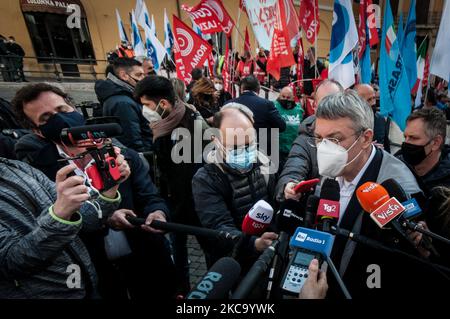 ROM, ITALIEN - am 25. Februar übergibt der Nationale Sekretär Cgil Maurizio Landini der Presse während des Protestes der Gewerkschaften Filt Cgil, Uiltrasporti und Ugl Air Transport and Airport Workers auf dem Montecitorio-Platz Erklärungen, um Maßnahmen der Regierung im Bereich des Luftverkehrs zu fordern, Die Wirtschaftskrise des Sektors gefährdet 40000 Arbeitsplätze. In Rom, 25. Februar 2021 (Foto: Andrea Ronchini/NurPhoto) Stockfoto