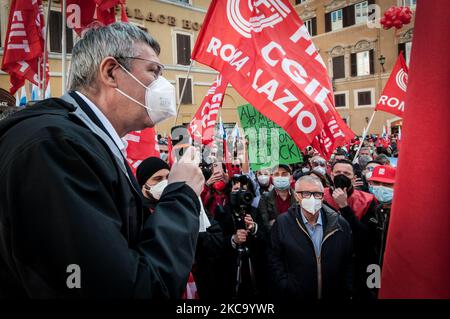 Der Nationale Sekretär Cgil Maurizio Landini, während der Proteste der Gewerkschaften Filt Cgil, Uiltrasporti und Ugl Air Transport and Airport Workers auf dem Montecitorio-Platz, um Maßnahmen zur Förderung des Luftverkehrs durch die Regierung zu fordern, gefährdet die Wirtschaftskrise des Sektors 40000 Arbeitsplätze. In Rom, 25. Februar 2021 (Foto von Andrea Ronchini/NurPhoto) Stockfoto