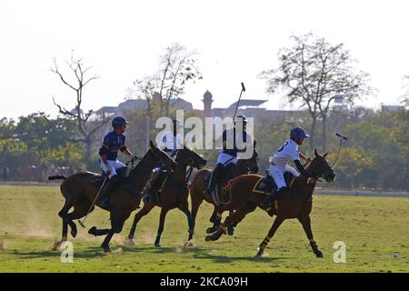 Die Spieler der Teams Sujan Polo und Chandna Group in Aktion während des Polospiels „Rajmata Gayatri Devi Memorial Cup“ auf dem Polo Ground in Jaipur, Rajasthan, Indien, Donnerstag, 25. Februar 2021. (Foto: Vishal Bhatnagar/NurPhoto) Stockfoto