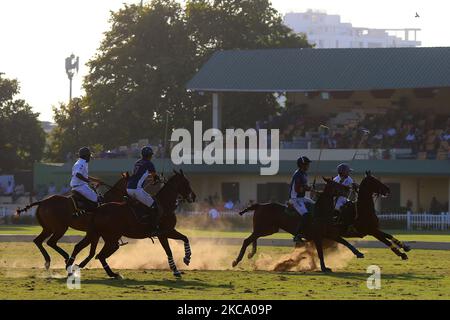 Die Spieler der Teams Sujan Polo und Chandna Group in Aktion während des Polospiels „Rajmata Gayatri Devi Memorial Cup“ auf dem Polo Ground in Jaipur, Rajasthan, Indien, Donnerstag, 25. Februar 2021. (Foto: Vishal Bhatnagar/NurPhoto) Stockfoto