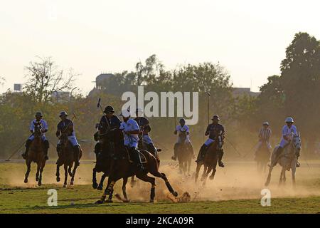 Die Spieler der Teams Sujan Polo und Chandna Group in Aktion während des Polospiels „Rajmata Gayatri Devi Memorial Cup“ auf dem Polo Ground in Jaipur, Rajasthan, Indien, Donnerstag, 25. Februar 2021. (Foto: Vishal Bhatnagar/NurPhoto) Stockfoto