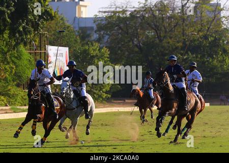 Die Spieler der Teams Sujan Polo und Chandna Group in Aktion während des Polospiels „Rajmata Gayatri Devi Memorial Cup“ auf dem Polo Ground in Jaipur, Rajasthan, Indien, Donnerstag, 25. Februar 2021. (Foto: Vishal Bhatnagar/NurPhoto) Stockfoto