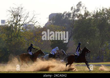 Die Spieler der Teams Sujan Polo und Chandna Group in Aktion während des Polospiels „Rajmata Gayatri Devi Memorial Cup“ auf dem Polo Ground in Jaipur, Rajasthan, Indien, Donnerstag, 25. Februar 2021. (Foto: Vishal Bhatnagar/NurPhoto) Stockfoto