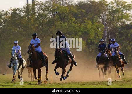 Die Spieler der Teams Sujan Polo und Chandna Group in Aktion während des Polospiels „Rajmata Gayatri Devi Memorial Cup“ auf dem Polo Ground in Jaipur, Rajasthan, Indien, Donnerstag, 25. Februar 2021. (Foto: Vishal Bhatnagar/NurPhoto) Stockfoto