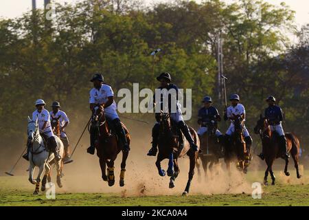 Die Spieler der Teams Sujan Polo und Chandna Group in Aktion während des Polospiels „Rajmata Gayatri Devi Memorial Cup“ auf dem Polo Ground in Jaipur, Rajasthan, Indien, Donnerstag, 25. Februar 2021. (Foto: Vishal Bhatnagar/NurPhoto) Stockfoto