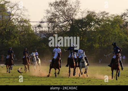 Die Spieler der Teams Sujan Polo und Chandna Group in Aktion während des Polospiels „Rajmata Gayatri Devi Memorial Cup“ auf dem Polo Ground in Jaipur, Rajasthan, Indien, Donnerstag, 25. Februar 2021. (Foto: Vishal Bhatnagar/NurPhoto) Stockfoto