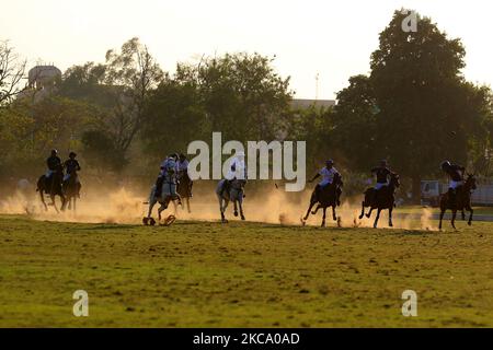 Die Spieler der Teams Sujan Polo und Chandna Group in Aktion während des Polospiels „Rajmata Gayatri Devi Memorial Cup“ auf dem Polo Ground in Jaipur, Rajasthan, Indien, Donnerstag, 25. Februar 2021. (Foto: Vishal Bhatnagar/NurPhoto) Stockfoto