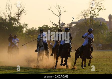 Die Spieler der Teams Sujan Polo und Chandna Group in Aktion während des Polospiels „Rajmata Gayatri Devi Memorial Cup“ auf dem Polo Ground in Jaipur, Rajasthan, Indien, Donnerstag, 25. Februar 2021. (Foto: Vishal Bhatnagar/NurPhoto) Stockfoto