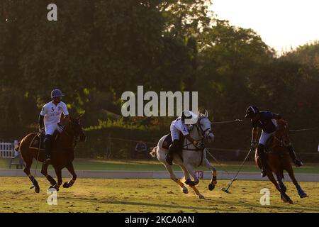 Die Spieler der Teams Sujan Polo und Chandna Group in Aktion während des Polospiels „Rajmata Gayatri Devi Memorial Cup“ auf dem Polo Ground in Jaipur, Rajasthan, Indien, Donnerstag, 25. Februar 2021. (Foto: Vishal Bhatnagar/NurPhoto) Stockfoto