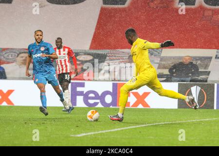 (L-R) Youssef El-Arabi #11 von Olympiacos, Jordan Teze #33 und Yvon Mvogo #38 Torhüter des PSV während der UEFA Europa League Runde von 32 Spiel zwischen PSV Eindhoven und Olympiakos Piräus am 25. Februar 2021 in Eindhoven, Niederlande. Während der UEFA Europa League Runde von 32 Spiel zwischen PSV Eindhoven und Olympiakos Piräus am 25. Februar 2021 in Eindhoven, Niederlande. (Foto von Nicolas Economou/NurPhoto) Stockfoto