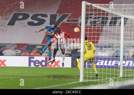 (L-R) Youssef El-Arabi #11 von Olympiacos, Jordan Teze #33, Yvon Mvogo #38 von PSV während der UEFA Europa League-Runde 32 zwischen PSV Eindhoven und Olympiakos Piräus am 25. Februar 2021 in Eindhoven, Niederlande. Während der UEFA Europa League Runde von 32 Spiel zwischen PSV Eindhoven und Olympiakos Piräus am 25. Februar 2021 in Eindhoven, Niederlande. (Foto von Nicolas Economou/NurPhoto) Stockfoto