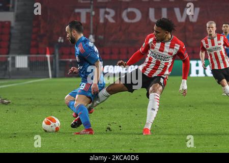 (L-R) Mathieu Valbuena #28 von Olympiacos und Donyell Malen #9 von PSV während der UEFA Europa League Runde des Spiels 32 zwischen PSV Eindhoven und Olympiakos Piräus am 25. Februar 2021 in Eindhoven, Niederlande. Während der UEFA Europa League Runde von 32 Spiel zwischen PSV Eindhoven und Olympiakos Piräus am 25. Februar 2021 in Eindhoven, Niederlande. (Foto von Nicolas Economou/NurPhoto) Stockfoto