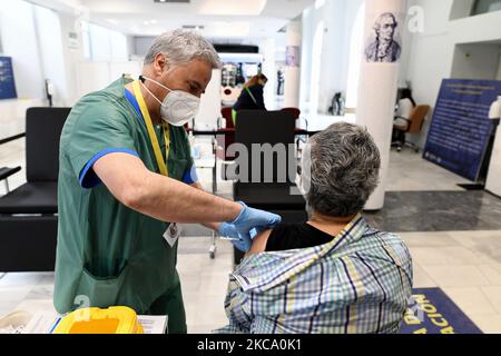 Das illustre offizielle Ärztekolleg von Madrid (ICOMEM) wird am 26.. Februar 2021 in Madrid für die nächsten sechs Monate, bis zum 2021. August, das Impfzentrum des COVID-19 sein. Die Distinguished Medical Association of Madrid (ICOMEM) wird das Impfzentrum des COVID-19 sein. Es wird erwartet, dass 54.000 Personen an 12-Stunden-Tagen, von Montag bis Sonntag, mit einer Rate von 300 pro Tag geimpft werden. Ein erster Bestand von 1.500 Impfstoffen, 500 von Pfizer und 1.000 von AstraZeneca ist bei der Schulorganisation in Madrid angekommen, die dazu dienen wird, die mehr als zu immunisieren Stockfoto