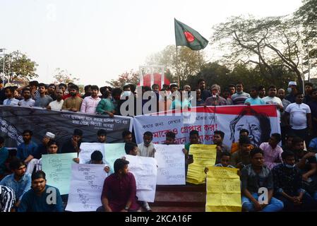 Aktivisten hielten Plakat während einer Demonstration nach dem Tod des bangladeschischen Schriftstellers Mushtaq Ahmed im Gefängnis, Monate nach seiner Verhaftung nach dem Digital Security Act, das laut Kritikern zur Mündung von Dissens verwendet wird, am 26. Februar 2021 in Dhaka, Bangladesch. (Foto von Mamunur Rashid/NurPhoto) Stockfoto