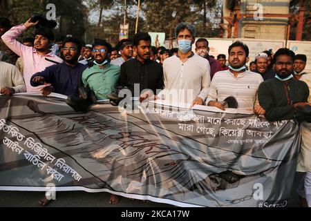 Studenten und Aktivisten nehmen an einer Prozession Teil, während sie gegen den Tod des bangladeschischen Schriftstellers Mustak Ahmed im Gefängnis protestieren, der am 26. Februar 2021 im Rahmen des digitalen Sicherheitsakts in Dhaka, Bangladesch, verhaftet wurde. (Foto von Syed Mahamudur Rahman/NurPhoto) Stockfoto