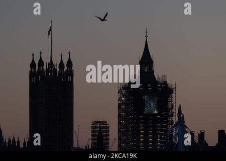 LONDON, VEREINIGTES KÖNIGREICH - 26. FEBRUAR 2021: Blick auf den Victoria Tower und den Big Ben während des Sonnenuntergangs nach einem warmen und klaren Frühlingstag in London, da Großbritannien aufgrund der Coronavirus-Pandemie am 26. Februar 2021 in London, England, weiterhin unter Verschluss bleibt. (Foto von Wiktor Szymanowicz/NurPhoto) Stockfoto