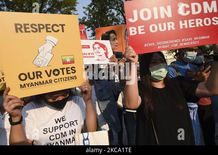Demonstranten in Myanmar während eines Protestes gegen den Militärputsch in Myanmar vor dem Gebäude der Vereinten Nationen in Bangkok, Thailand, 21. Februar 2021. (Foto von Anusak Laowias/NurPhoto) Stockfoto
