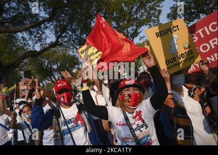 Demonstranten in Myanmar während eines Protestes gegen den Militärputsch in Myanmar vor dem Gebäude der Vereinten Nationen in Bangkok, Thailand, 21. Februar 2021. (Foto von Anusak Laowias/NurPhoto) Stockfoto