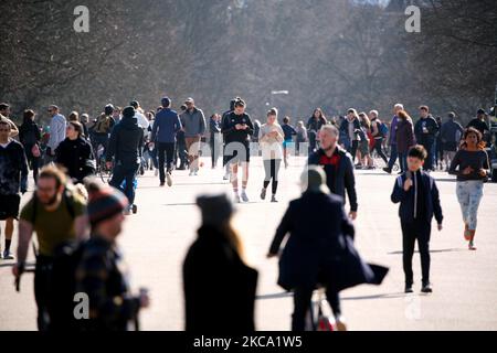 Am 27. Februar 2021 genießen die Menschen in den Kensington Gardens in London, England, die Frühlingssonne. (Foto von David Cliff/NurPhoto) Stockfoto